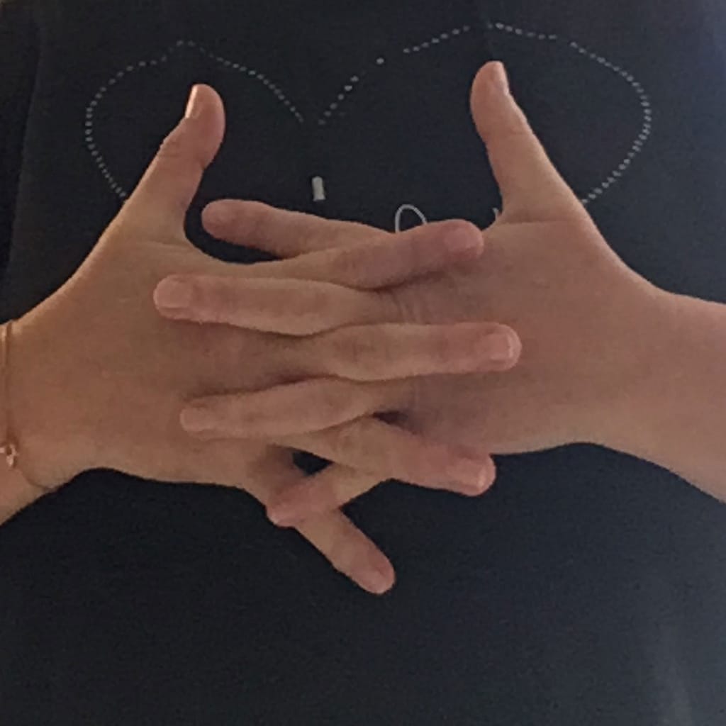 Mudra der Kraft im Herzen, Zuversicht und Liebe.